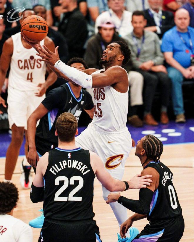 哈登创三神迹 米切尔34+5 莫布里暴走 骑士力擒爵