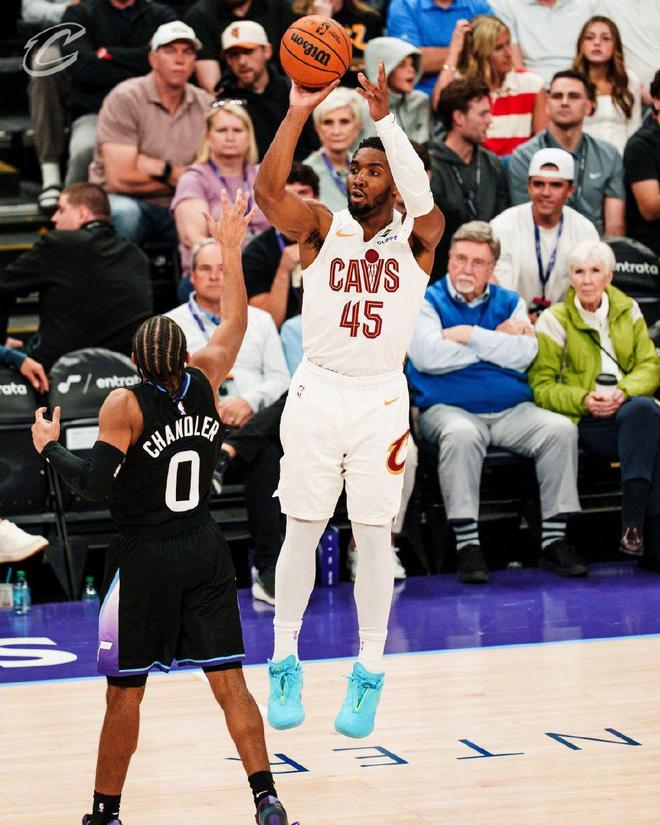 哈登创三神迹 米切尔34+5 莫布里暴走 骑士力擒爵