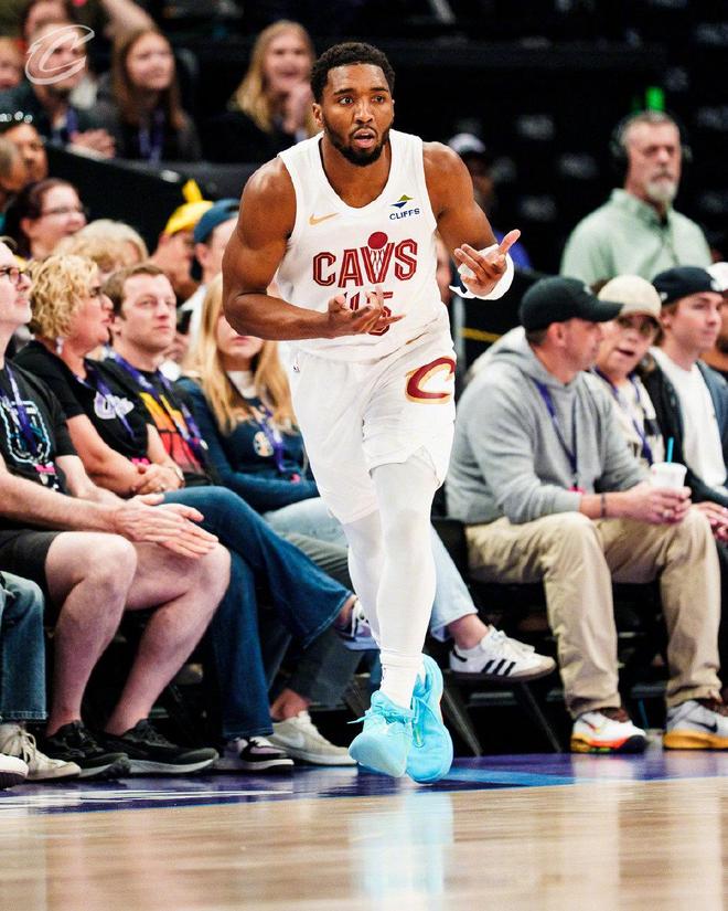 哈登创三神迹 米切尔34+5 莫布里暴走 骑士力擒爵