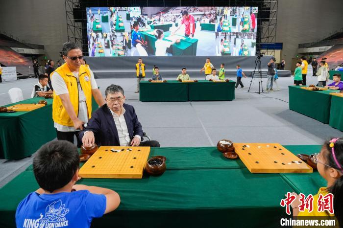 聂卫平在河北唐山与十二名棋手进行车轮战 展现