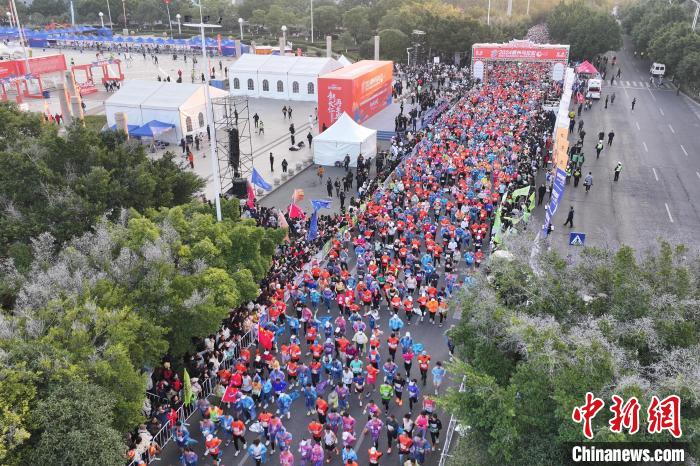 赣州2024马拉松鸣枪开跑两万名跑者激情竞逐男子
