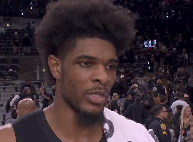 开拓者客场逆转马刺总比分1-1战平 亨德森称篮球