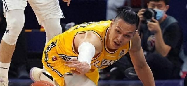 赵岩昊失误被换下引争议 顶薪球员地位引深思