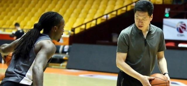 赵岩昊失误被换下引争议 顶薪球员地位引深思