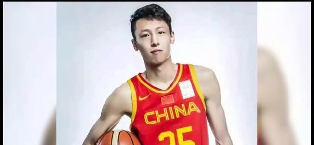 赵岩昊失误被换下引争议 顶薪球员地位引深思