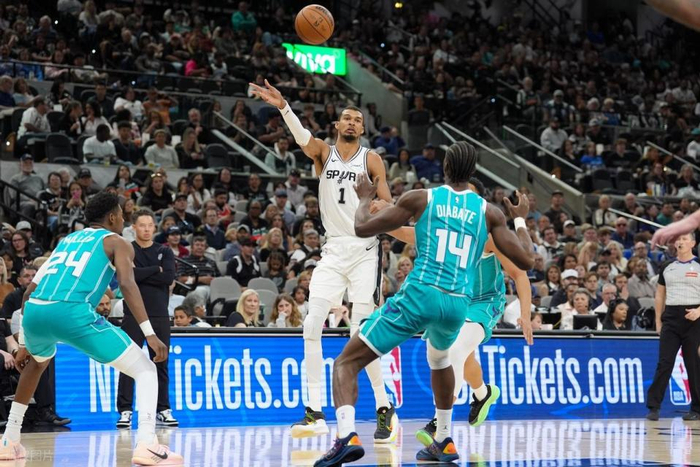 马刺团队篮球闪耀西部 文班亚马32分难掩团队协