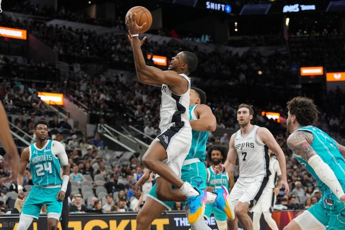 马刺团队篮球闪耀西部 文班亚马32分难掩团队协