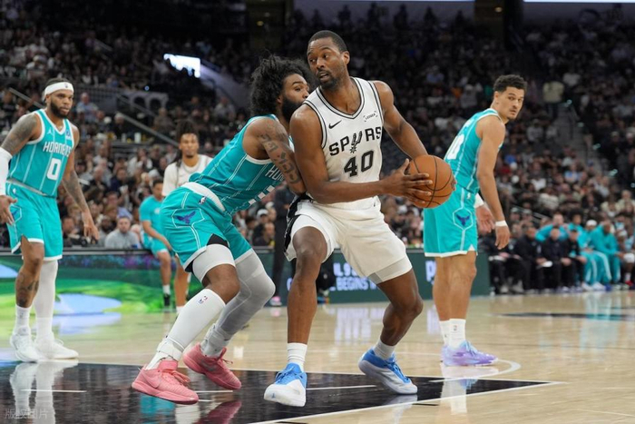 马刺团队篮球闪耀西部 文班亚马32分难掩团队协